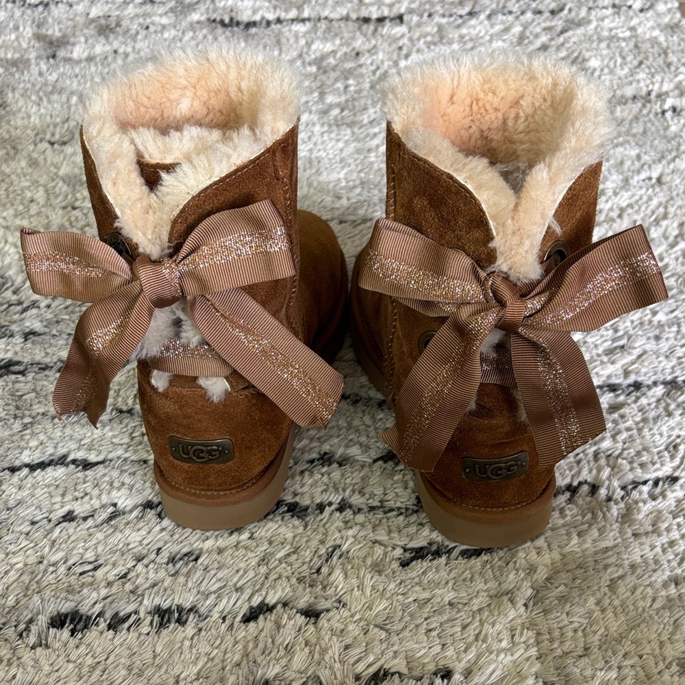 UGG Women’s Camel Brown Mini Bailey Bow Size 7